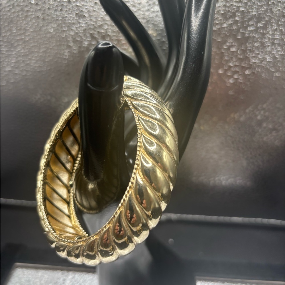 Elegant Gold Women's Bangle .